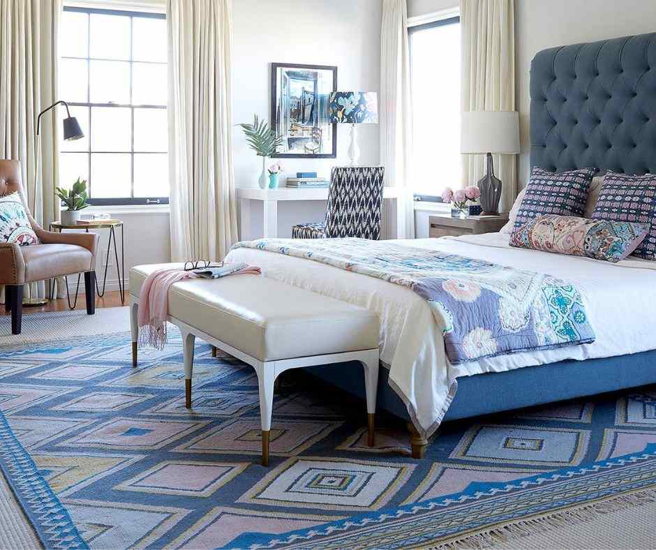 Monochromatic rug under the blue frame bed