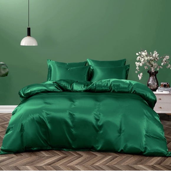 A green bedroom with Satin emerald green duvets