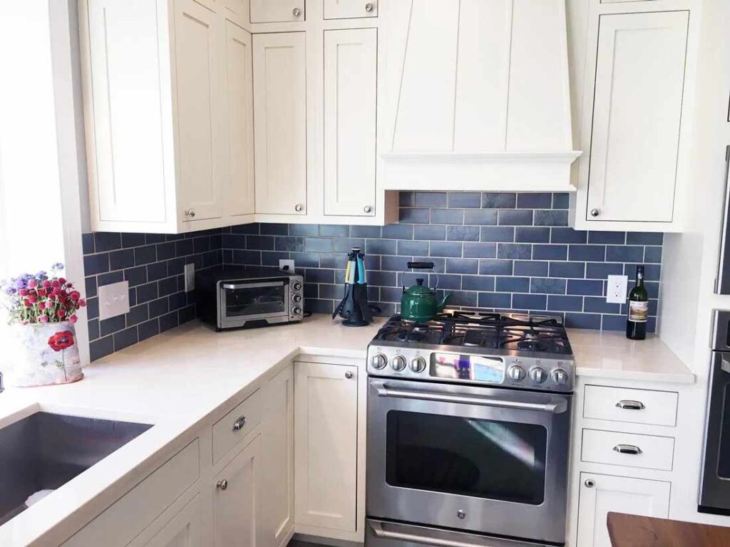 A white wall kitchen with Subway tile backsplash