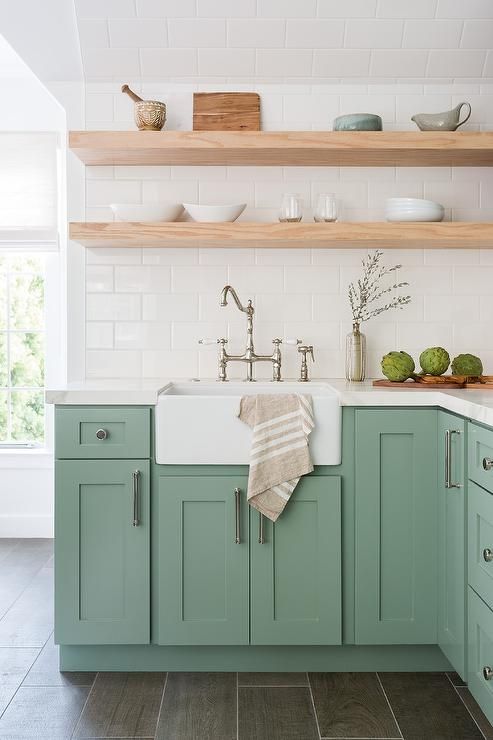 A kitchen with white fireclay farmhouse sink